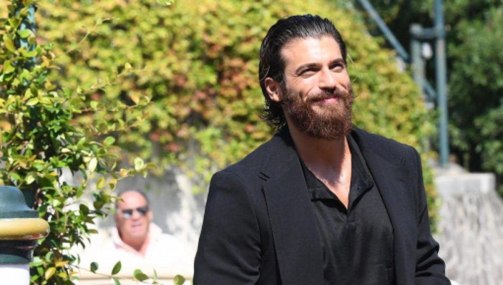 Mediaset, cambio di palinsesto: aumenta l’attesa per Can Yaman e “Viola come il mare”