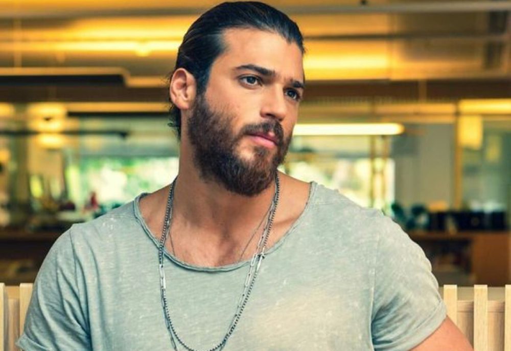 Can Yaman a sorpresa in TV, ma al telegiornale! Ecco cosa è successo