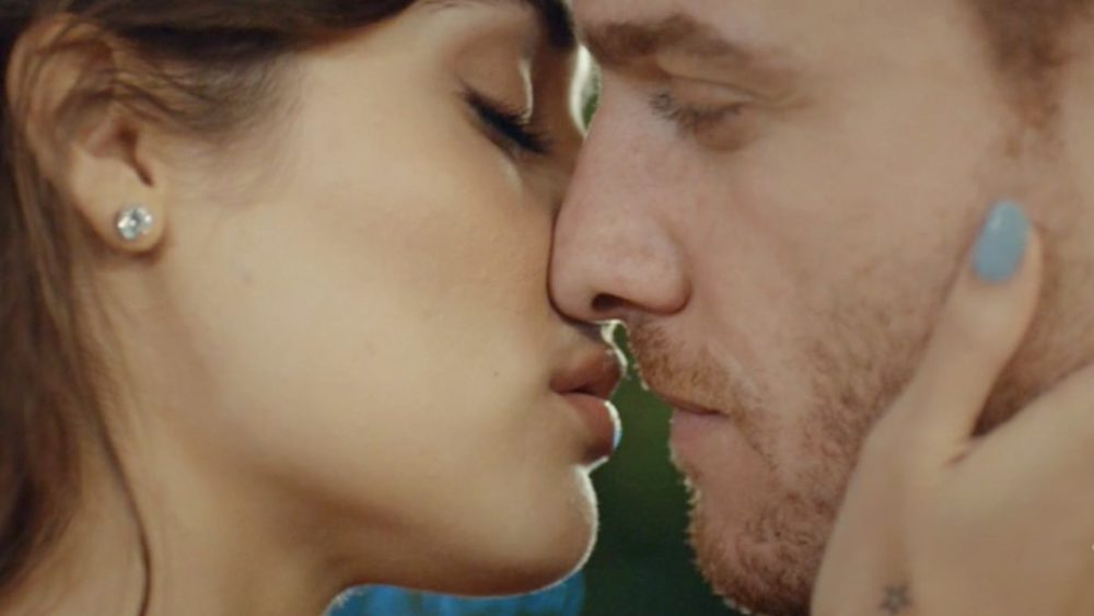 Love is in the Air 22 dicembre 2021 Anticipazioni: Serkan bacia Eda, ma…