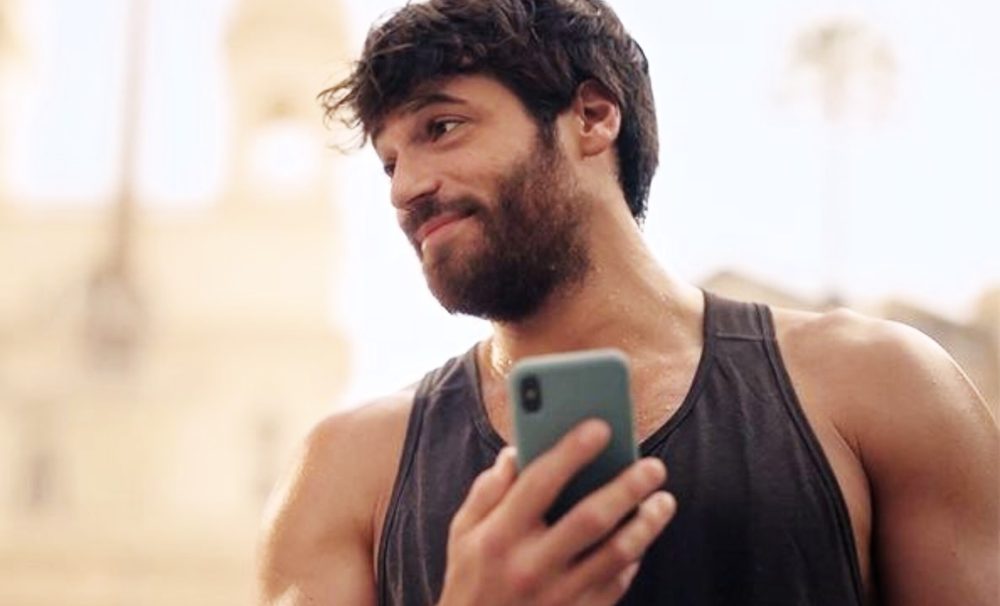 Can Yaman “cuoco” per beneficenza: il risultato è incredibile!