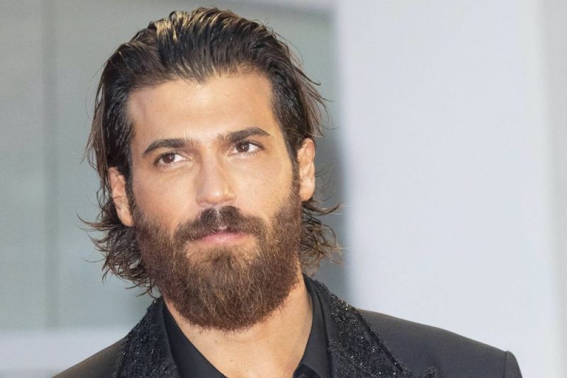 Galleria foto 'Can Yaman smentisce la sua presenza a Sanremo 2022' - foto 1