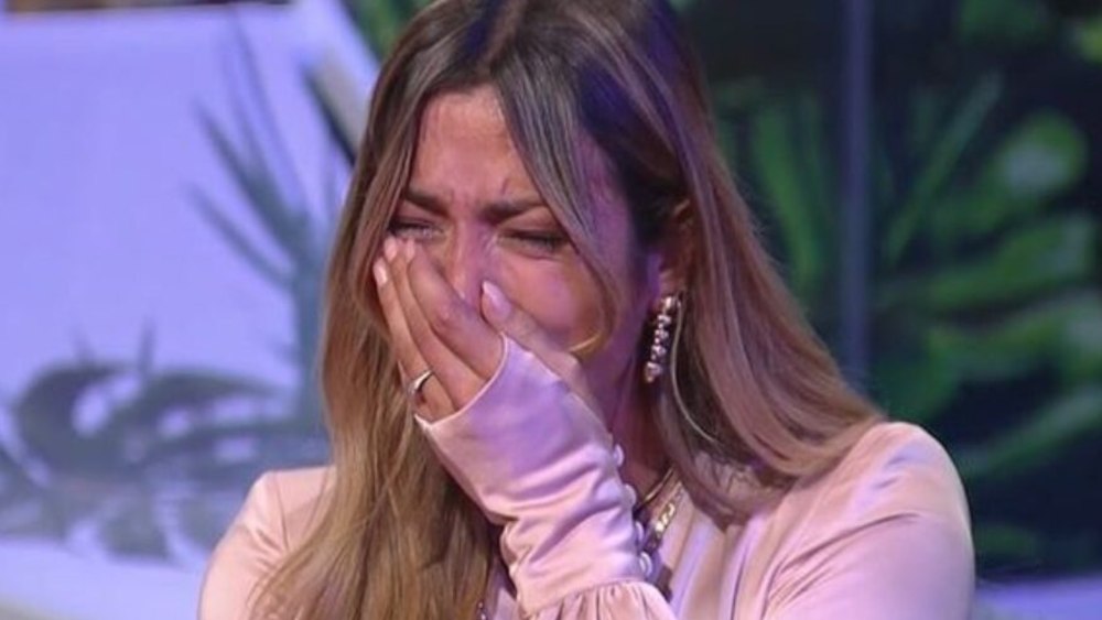 Grande Fratello Vip, Soleil scoppia in lacrime: Alex la consola