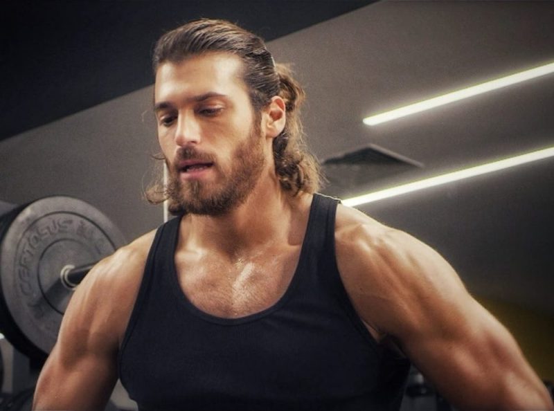 Can Yaman, foto bollenti su Instagram: lo vedremo così in Viola come il mare!