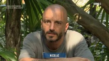 Isola dei Famosi, parolacce e offese contro Nicolas Vaporidis, i naufraghi insorgono