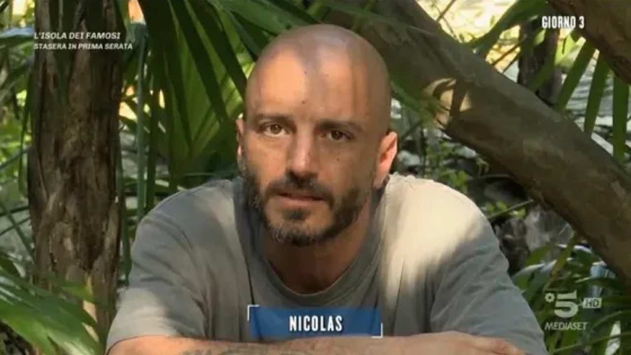 Isola dei Famosi, parolacce e offese contro Nicolas Vaporidis, i naufraghi insorgono