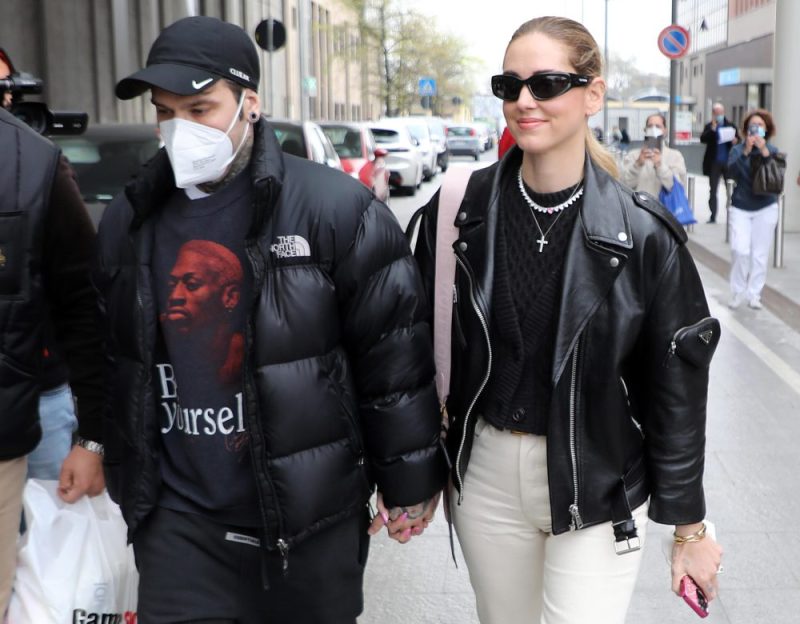 Galleria foto 'Fedez torna a casa con Chiara Ferragni, è stato dimesso dall’ospedale' - foto 1