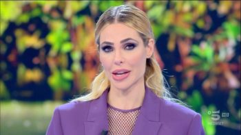 Isola dei Famosi, Ilary Blasi fa spazio a Barbara D’Urso: che succede a Mediaset?