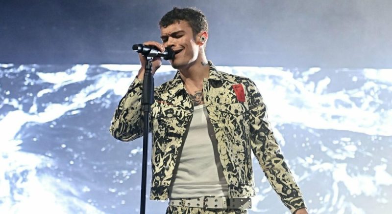 Blanco spopola in Piazza S. Pietro, il Cantante attira più di Papa Francesco