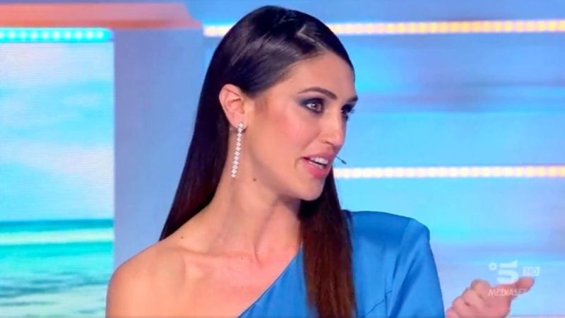 Isola dei Famosi, Cecilia Rodriguez fa una gaffe in diretta, gelo in studio