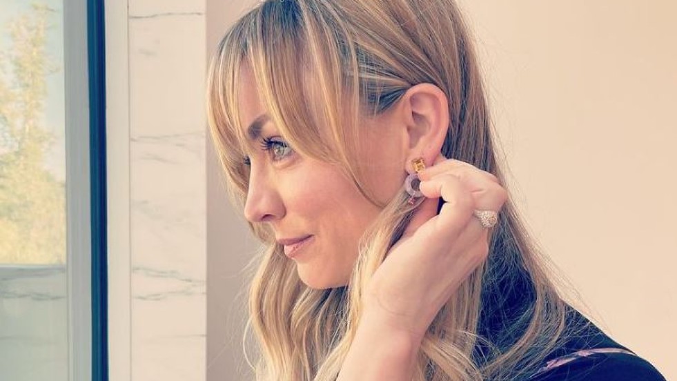 Kaley Cuoco, il look beauty da copiare dal red carpet de L’assistente di volo 2