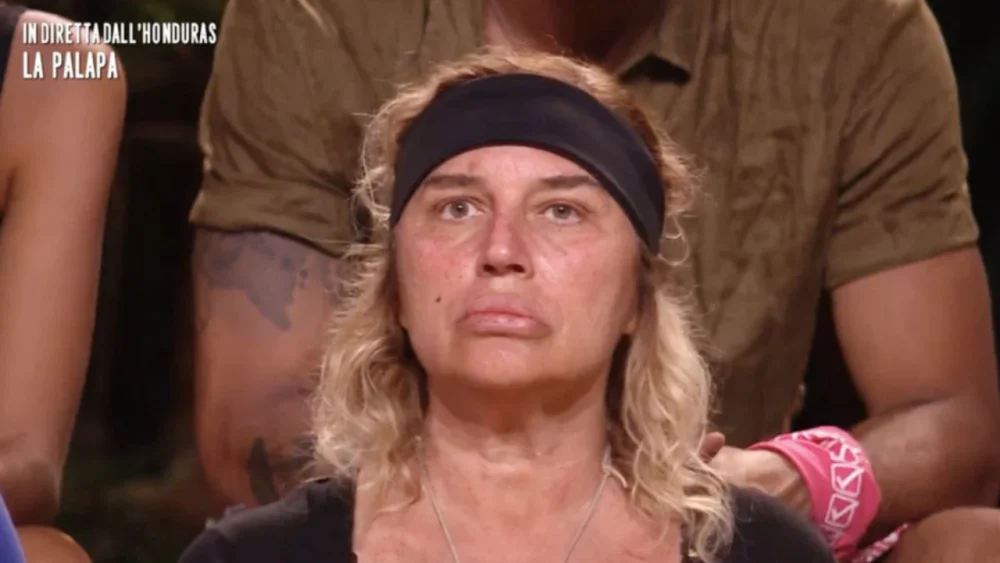 Isola dei Famosi, clamorosa gaffe social di Lory Del Santo, elogi a se stessa e attacchi a Luxuria