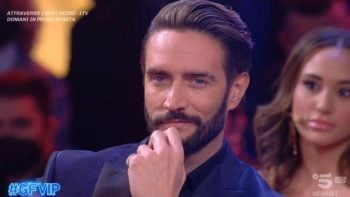 Grande Fratello, Alex Belli non si risparmia su Mirko Brunetti, Beatrice Luzzi e Sara Ricci