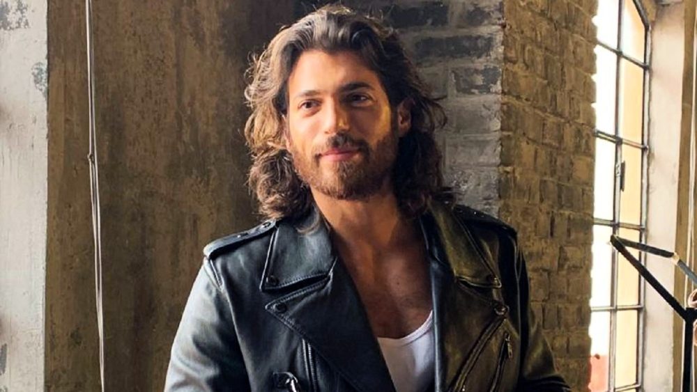 Can Yaman, non ci crederete! Ecco chi è la donna misteriosa nelle sue foto