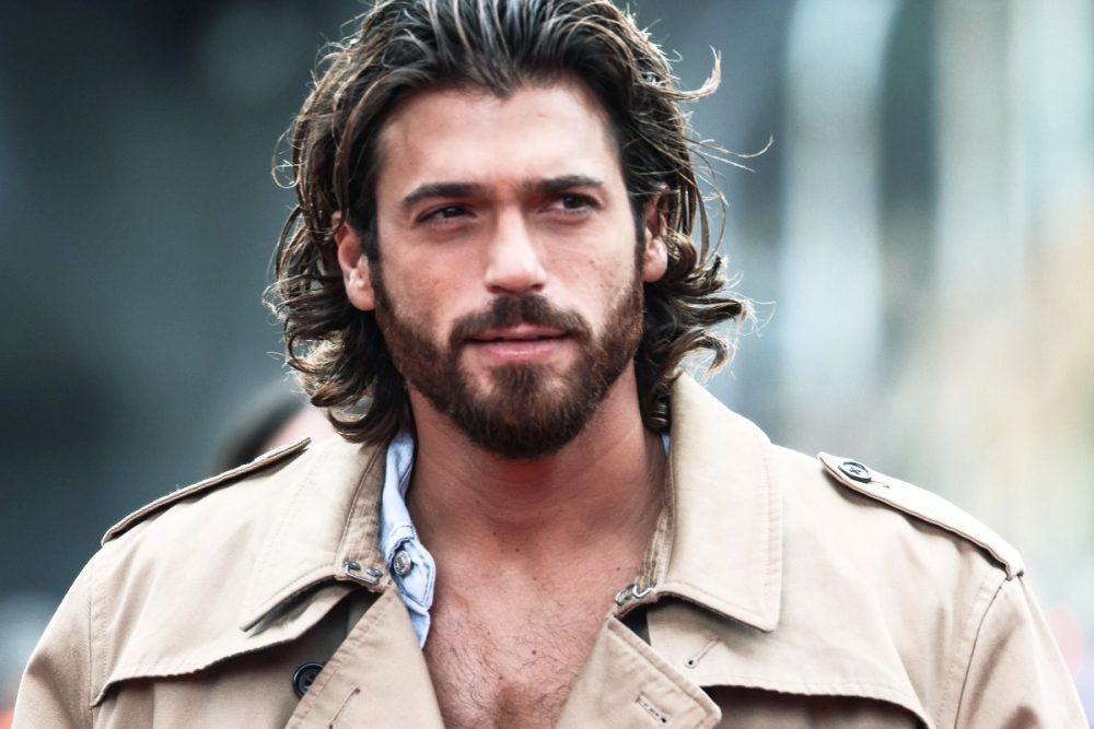 Can Yaman in dolce compagnia? Il dettaglio di una foto potrebbe incastrarlo!