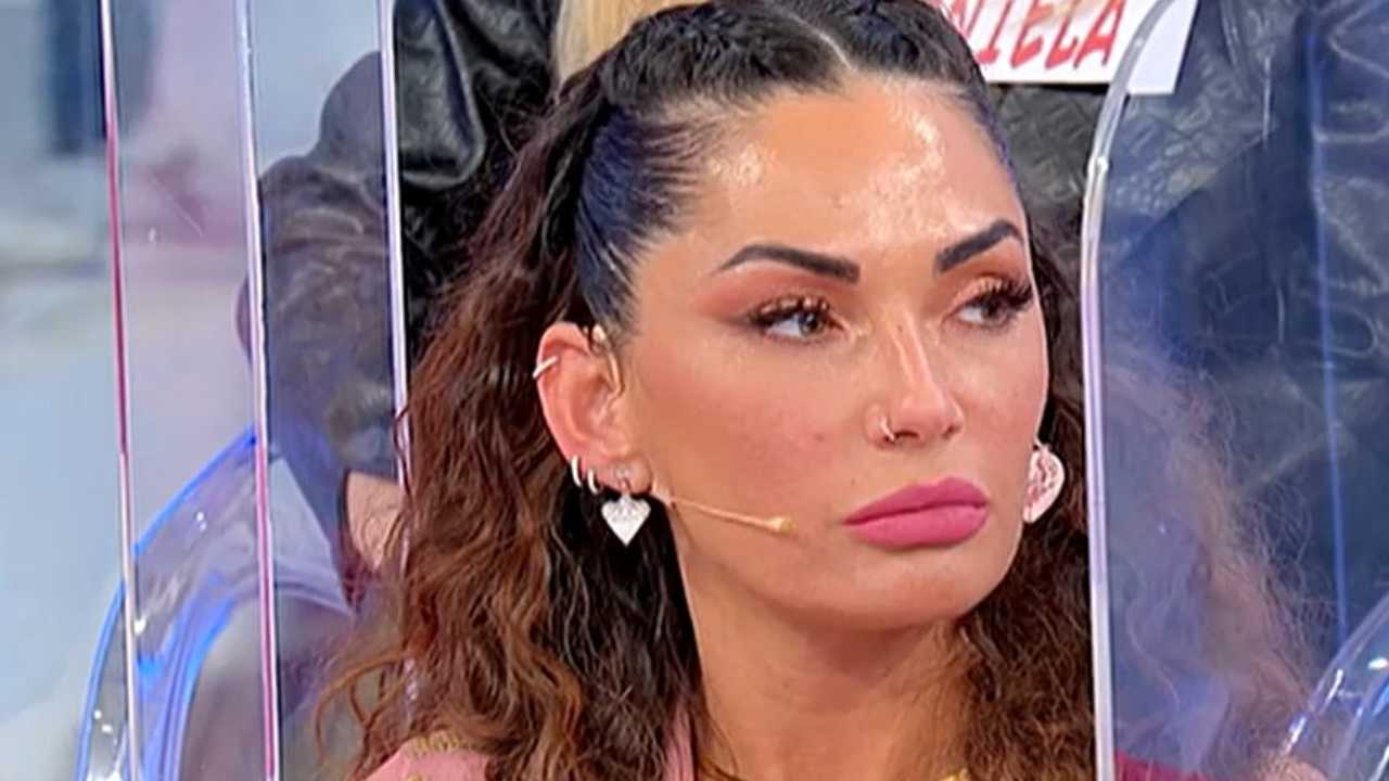 Uomini e Donne, Ida Platano sempre più confusa: ma il gesto di Riccardo dice tutto…