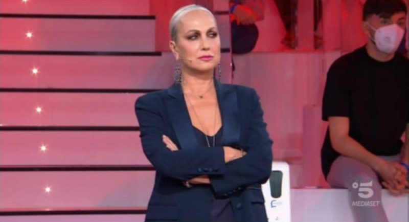 Amici, Alessandra Celentano e gli schiaffi sul lato B: “Dentro questo sedere!”