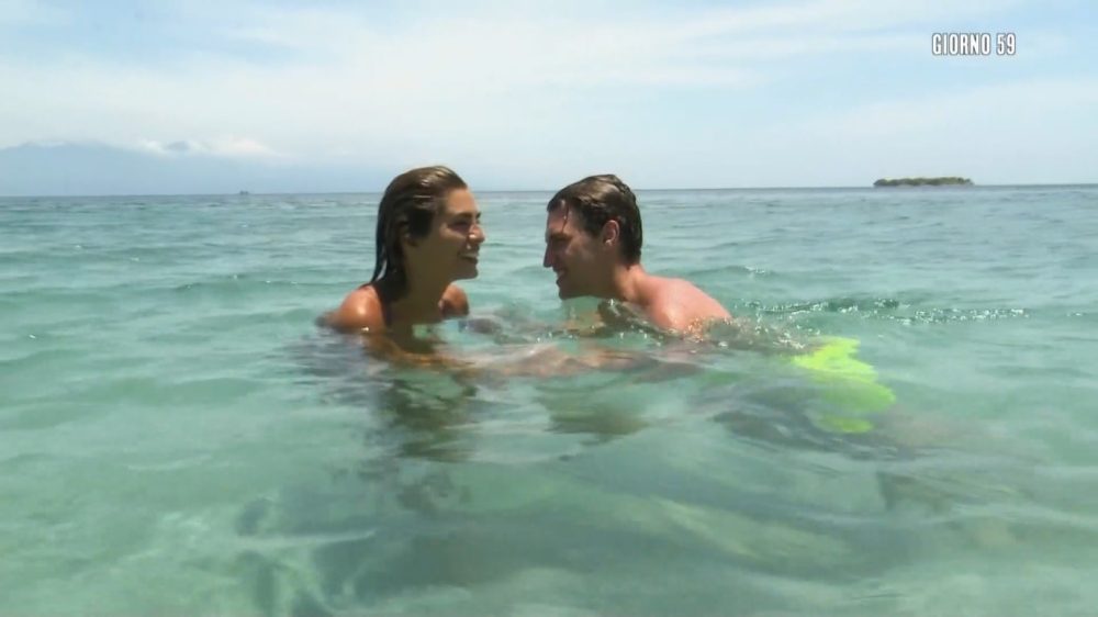 Isola dei Famosi, Estefania Bernal flirta con la new entry, ha già dimenticato Roger?
