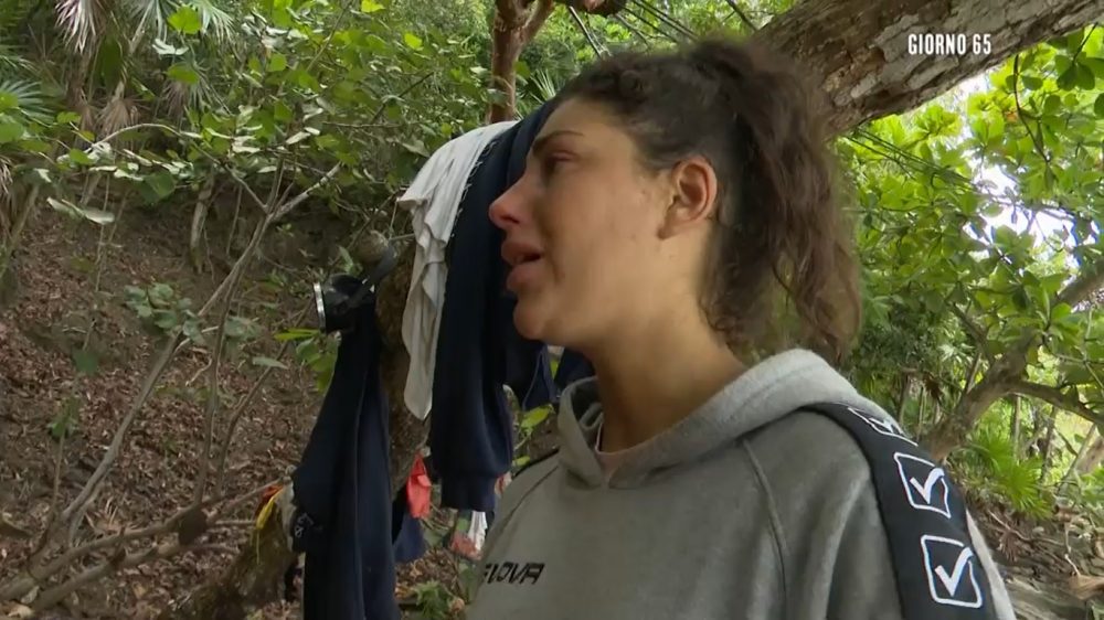 Isola dei Famosi, Marialaura De Vitis si dispera, Vaporidis la sbugiarda: “Bravissima attrice”