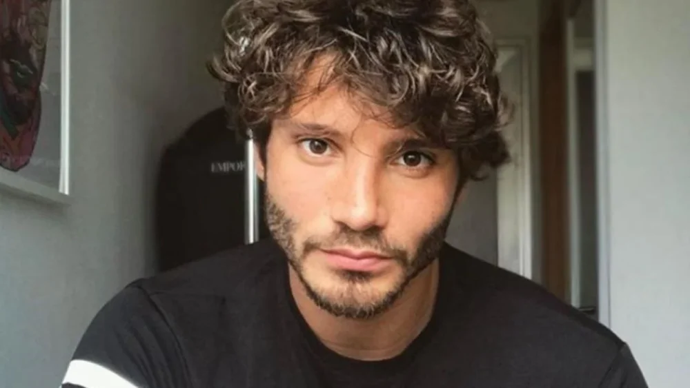 Stefano de Martino: un famosissimo conduttore lo vuole al suo posto
