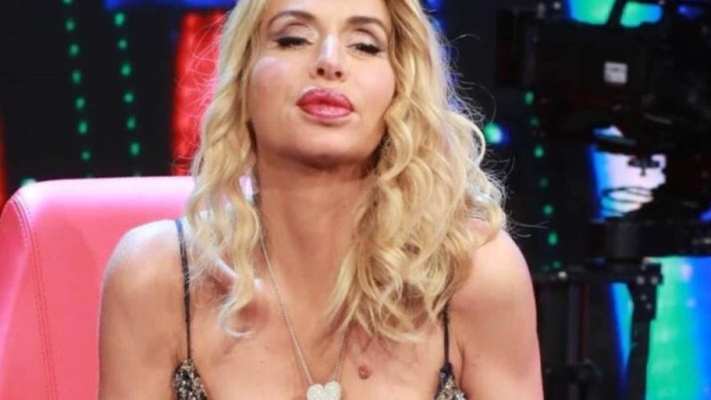 Valeria Marini ricorda il flirt con un famosissimo cantante: “Baciava bene”
