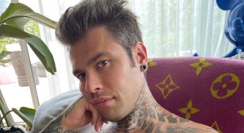 Fedez risponde agli attacchi sugli audio delle sedute dallo psicologo: “Maiali nel fango”