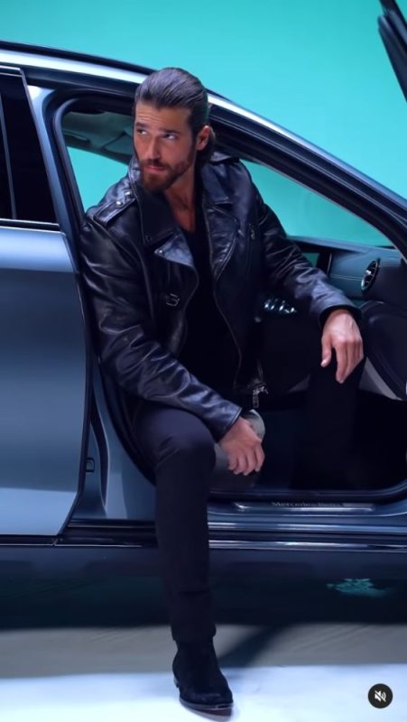 Galleria foto - Can Yaman, backstage spot Mercedes-Benz: nuovo video, nuovo look! Foto 3