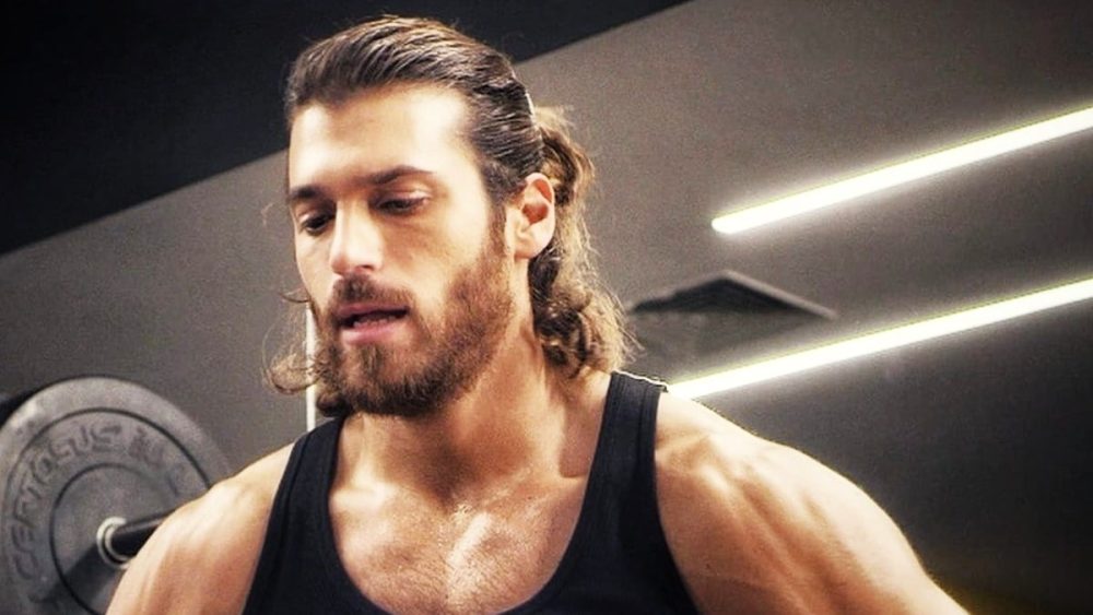 Can Yaman, un’estate tra palestra, fornelli e… ‘acciacchi’!