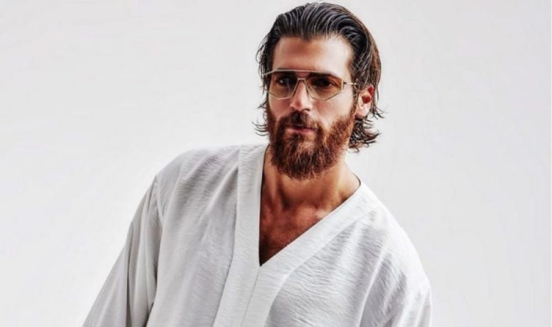 Galleria foto 'Can Yaman assalito dai fan in Aeroporto: l’attore in Sardegna per il Filming Italy Sardegna Festival' - foto 1