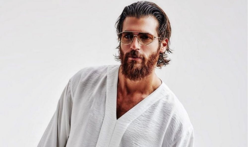 Can Yaman assalito dai fan in Aeroporto: l’attore in Sardegna per il Filming Italy Sardegna Festival