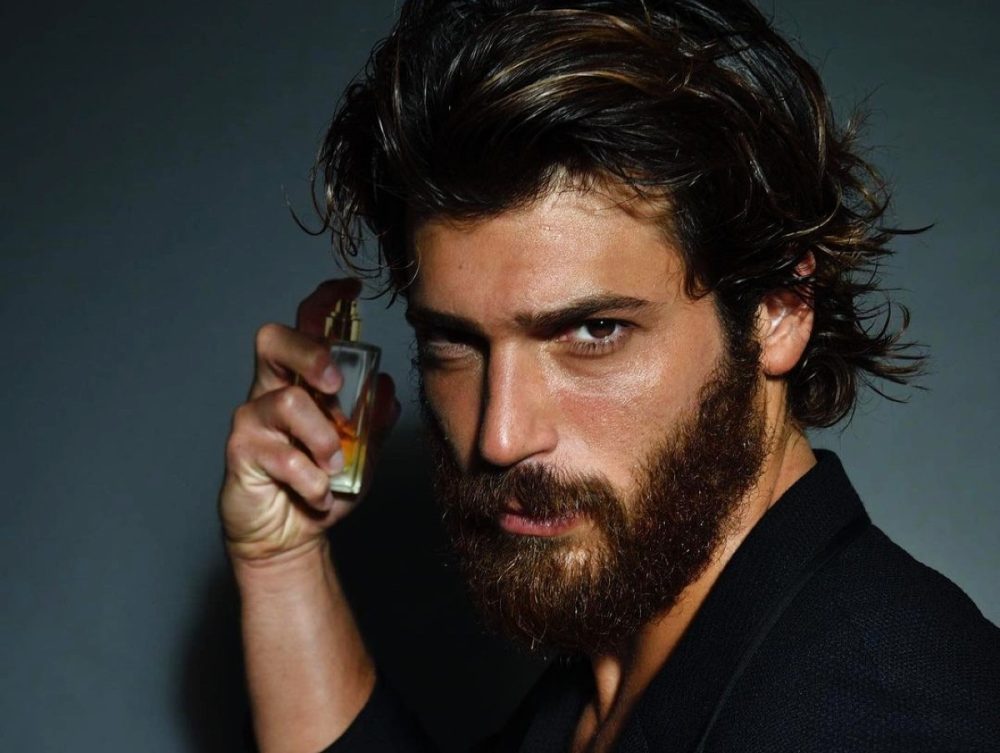 Can Yaman mostra il look rinnovato e inaspettato del nuovo Mania!