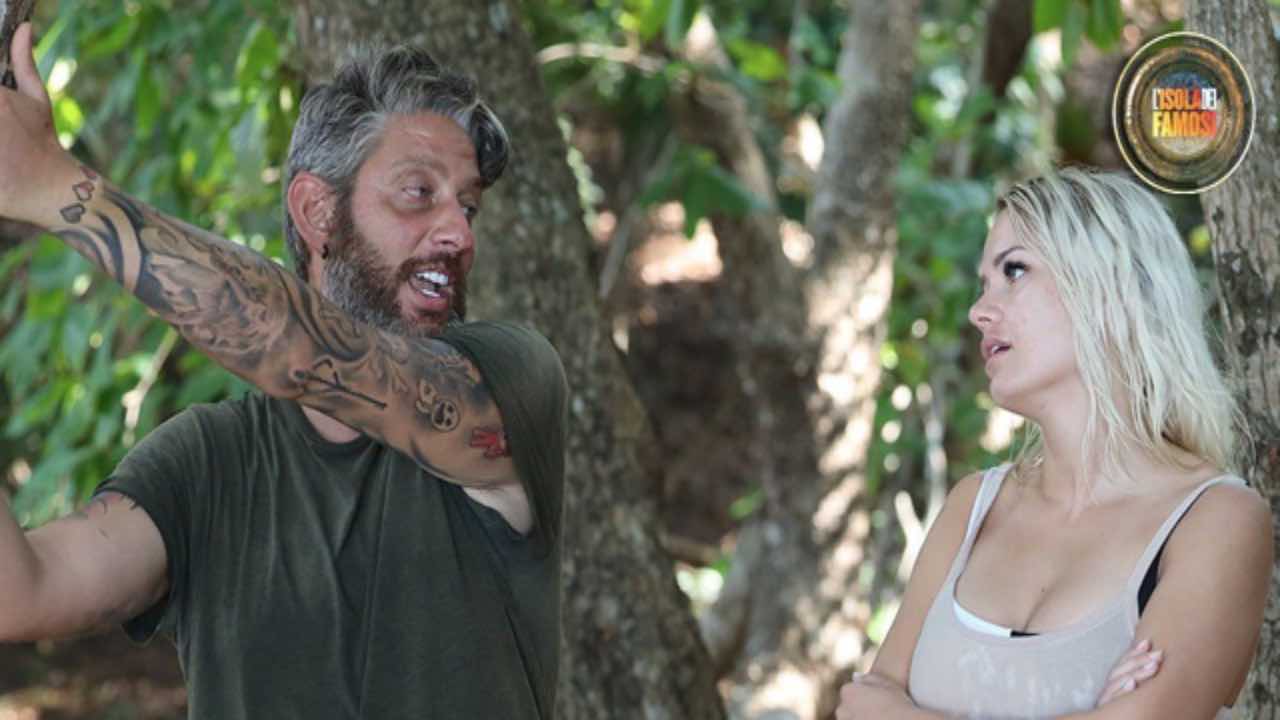 Isola dei Famosi, lite furiosa tra Edoardo e Mercedesz: “Non mi frega di cosa vuoi tu!”