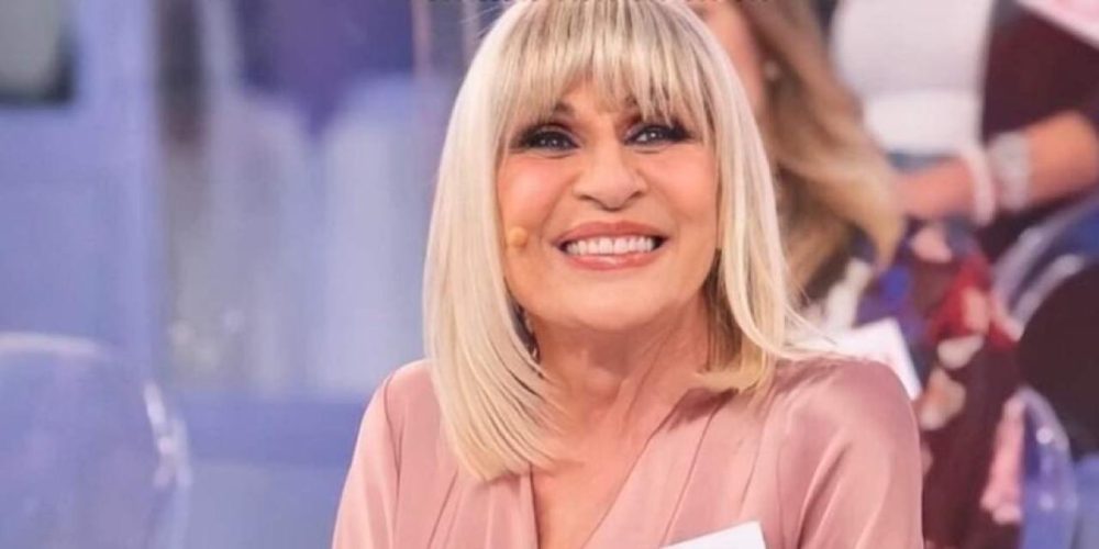 Uomini e Donne, Gemma Galgani in riva al mare e con il cappello: mai vista così FOTO