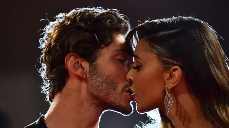 Belen Rodriguez, Maurizio Costanzo incalza Stefano De Martino: “Come vanno le cose?”