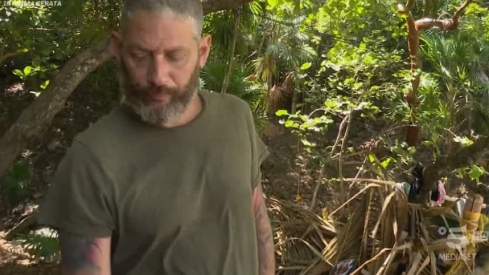 Isola dei Famosi, Edoardo Tavassi è ‘grave’, l’indiscrezione