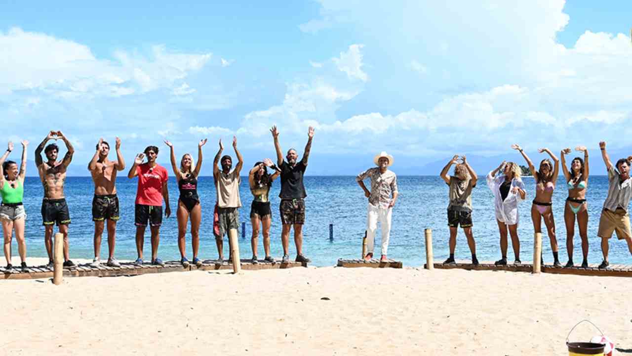 Isola dei Famosi, regolamento violato, squalifica in vista per tre naufraghe?