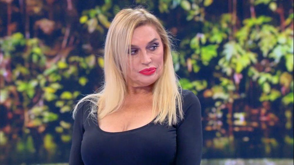Isola dei Famosi, Lory Del Santo rompe il silenzio sui commenti fake: “Mai più darò…”