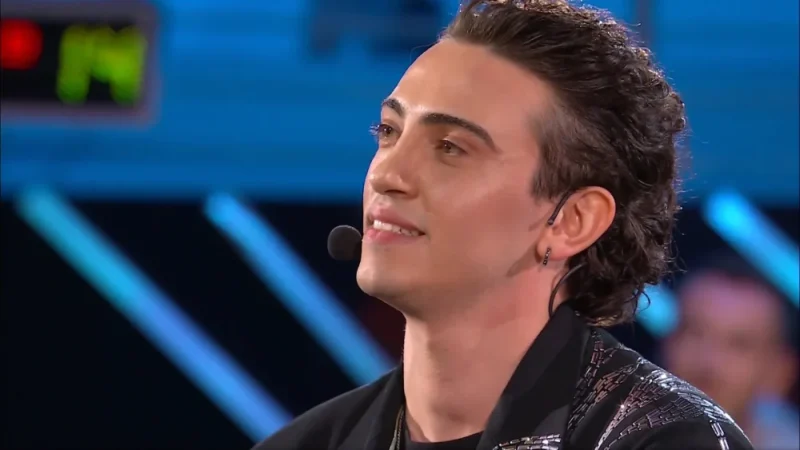 Amici, un noto cantante tra i Prof al posto di Anna Pettinelli?