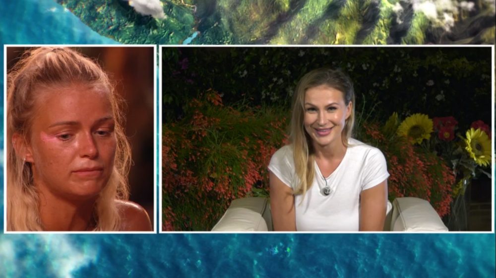 Isola dei Famosi, Mercedesz Henger sbugiardata dopo il collegamento con Eva: “Falsa, esci il copione!”
