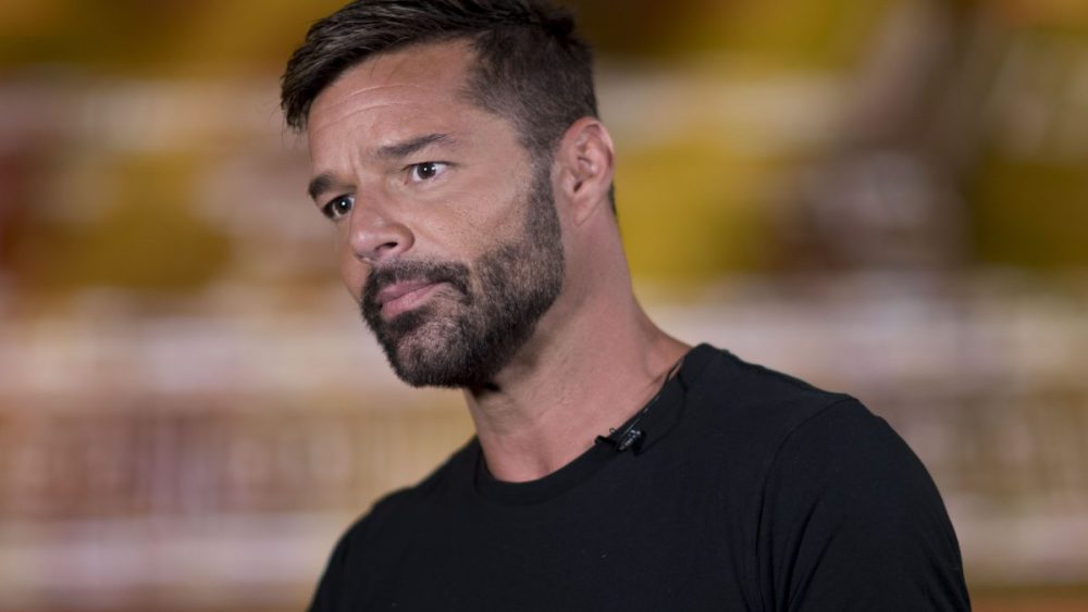 Ricky Martin accusato di violenza dal nipote, il cantante rischia il carcere