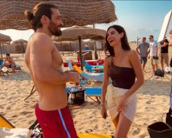 Can Yaman Francesca Chillemi Viola Come il Mare spiaggia