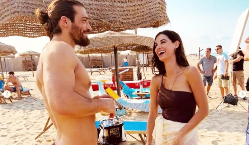 Galleria foto 'Viola Come il Mare: Can Yaman e Francesca Chillemi in costume da bagno fanno sognare!' - foto 1