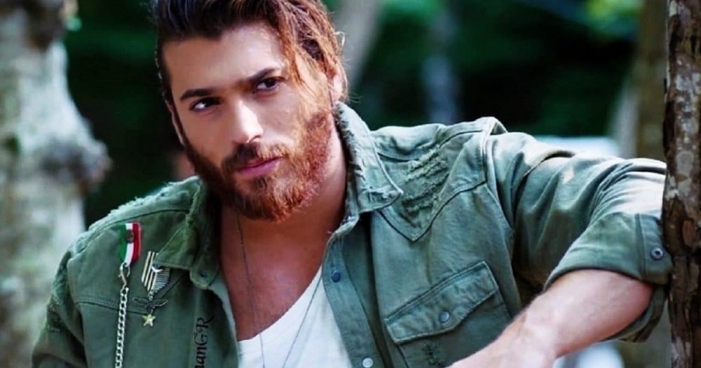 Can Yaman, messaggio d’amore nella notte, a chi si rivolge l’attore?