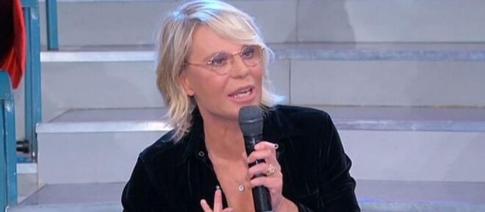 Uomini e Donne, Maria De Filippi nel panico: il web si ribella e scoppia la polemica