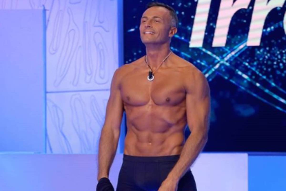 Uomini e Donne, Riccardo Guarnieri rimasto in mutande: ma i fan approvano