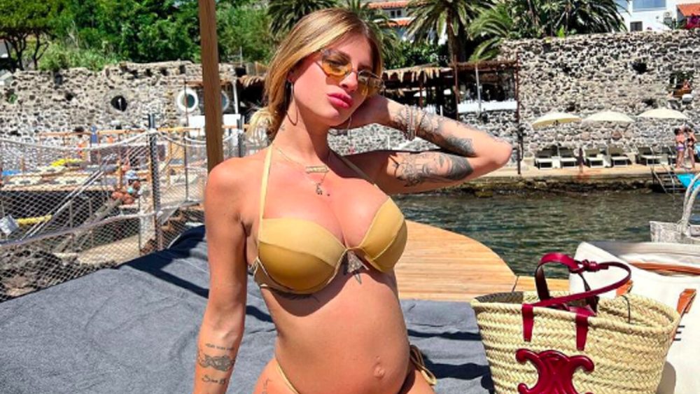 Chiara Nasti mostra il pancione e piovono critiche, la reazione: “Siete vergognose!”