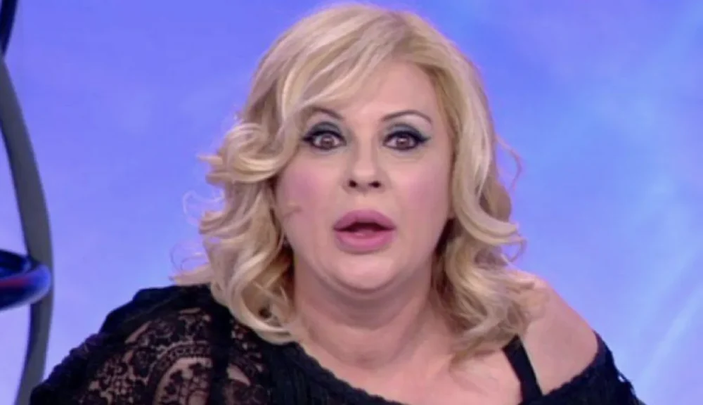 Uomini e Donne ‘detta le regole’ su storie e personaggi? Ex cavaliere ammette che…