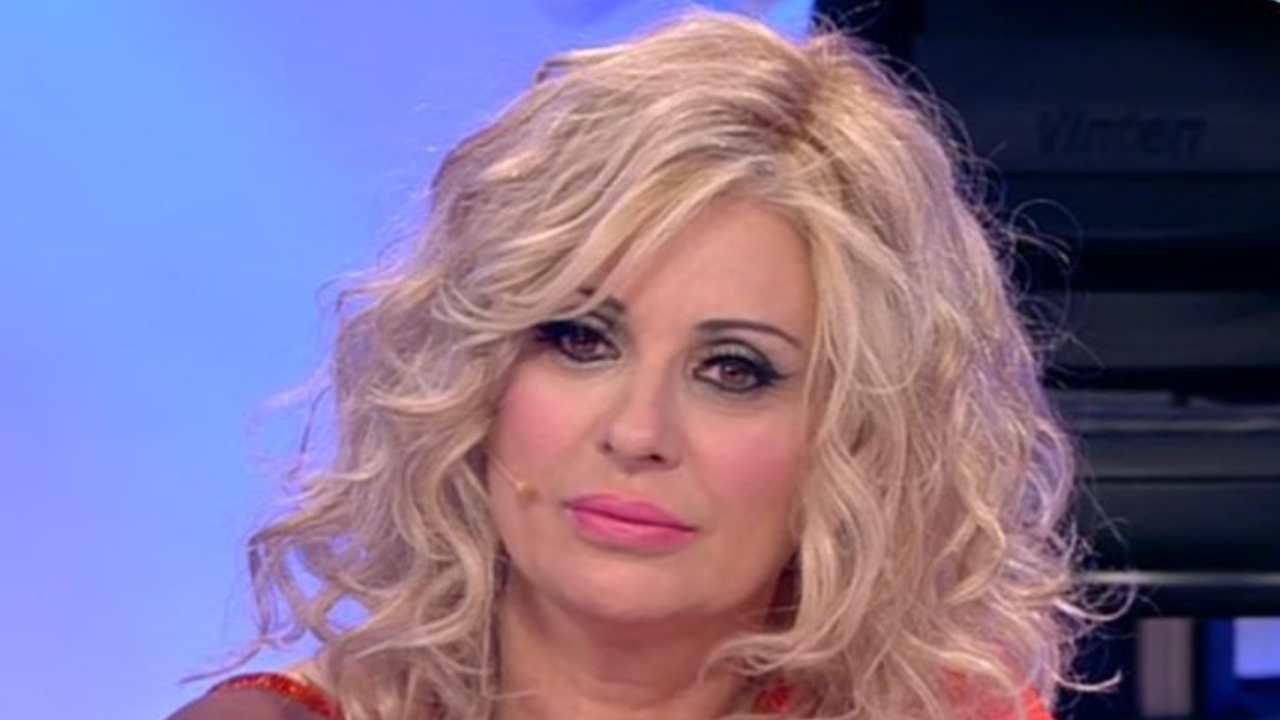 Tina Cipollari, capelli neri e frangia: irriconoscibile prima di Uomini e Donne