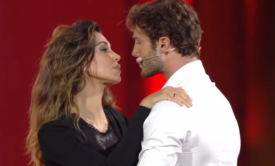 Belèn Rodriguez bacio al tramonto con Stefano De Martino