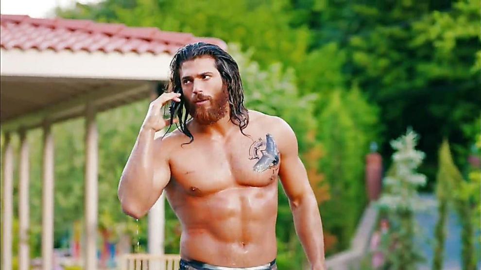 Can Yaman sempre più sexy sulle spiagge della riviera romagnola