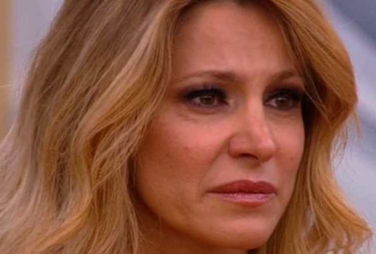 Gf Vip, Adriana Volpe in lacrime: “Sarò assente in questa stagione”